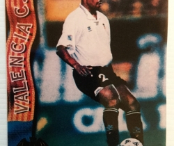 Fotografía del jugador del Valencia CF Engonga con escudo, temporada 97/98