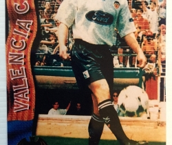 Fotografía del jugador del Valencia CF Vlaovic con escudo, temporada 97/98