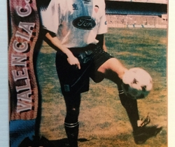 Fotografía del jugador del Valencia CF Piojo López con escudo, temporada 97/98