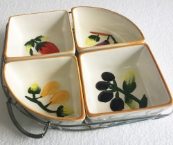 Platos aperitivo de cerámica en bandeja de metal