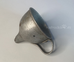 Antiguo pequeño embudo de metal años 50