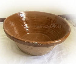 Antiguo barreño o lebrillo de barro