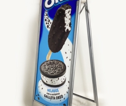 Caballete con cartel metálico de helados Oreo de Nestlé