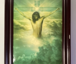 Cuadro de Jesús crucificado. Esmaltado en chapa de metal. Firmado por Silvestre.