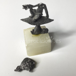 Figura de niña subida en una seta – Peltro fuso a mano