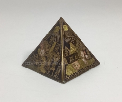 Miniatura pirámide de latón con arena de Egipto