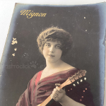 Tarjeta postal Mignon – Mujer con mandolina 1916