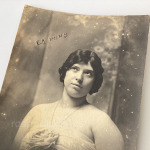 Tarjeta postal con imagen de una mujer La Pons