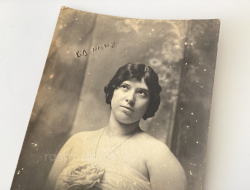 Tarjeta postal con imagen de una mujer La Pons